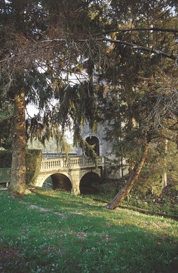 The small bridge at the entrance to the castle complex.