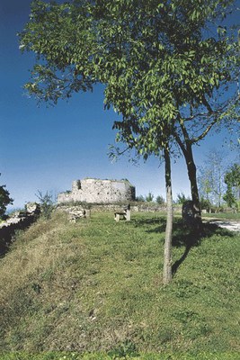 Il castello e i suoi resti.