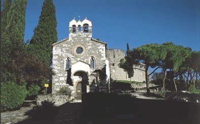 Cappella di Santo Spirito (1398), entro la cinta murata.