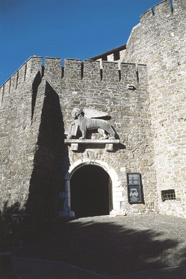 Dettagli delle mura del castello di Gorizia.