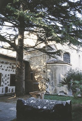 Il lapidario, nel cortiletto della Basilica.