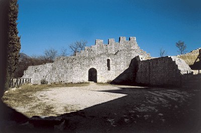 Resti delle mura perimetrali.