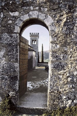 La torre vista da una porta delle mura esterne.