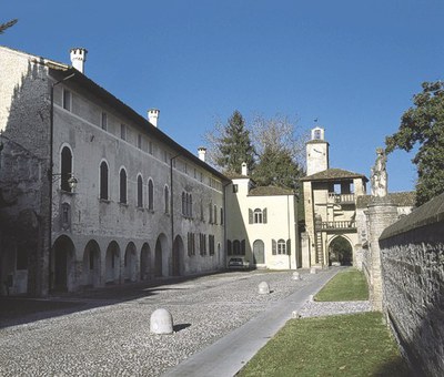 Veduta d'insieme della torre scudata e della cappella gentilizia.