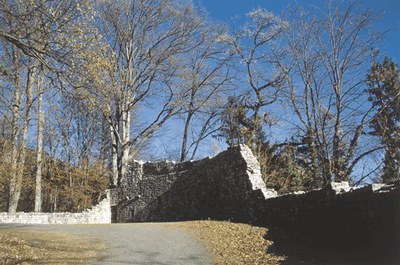 Resti della cinta esterna del castello.