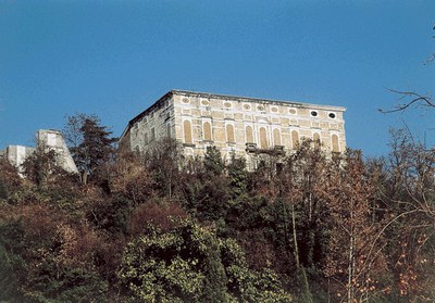 Il castello visto dal borgo.