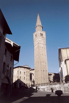 Il campanile di San Marco (secolo XIV) in stile romanico, con all'interno pregevoli affreschi secenteschi.