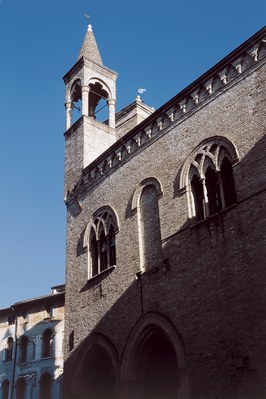 Scorcio del centro storico monumentale,con il palazzo comunale.