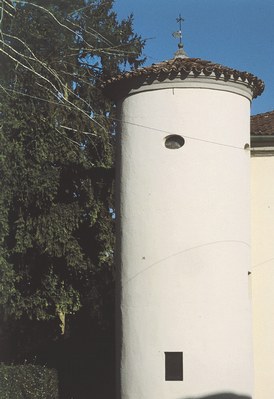 Vista della torre della casaforte,unico indizio di questo sito castellano.