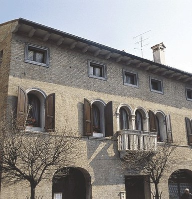 Dettaglio di un palazzo in via cavour a Sacile.