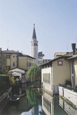 Veduta del centro storico con il Livenza.