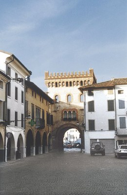 La Torre Raimonda dall' interno della città.