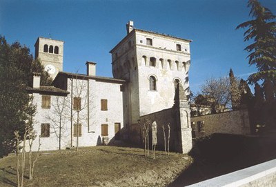 Vista d'insieme con la torre portaia.