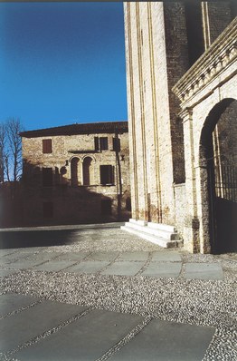 Particolare del complesso edilizio con la torre campanaria.