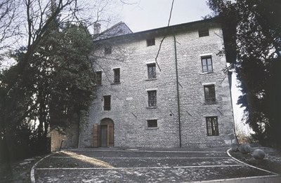 La facciata principale del castello.