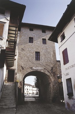 Torre d'ingresso alla piazzetta del castello.