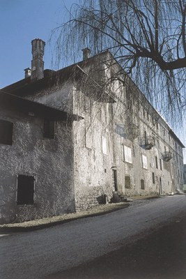 La facciata principale del castello.