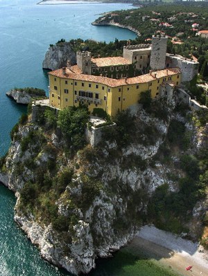 Panoramica del Castello di Duino dal mare