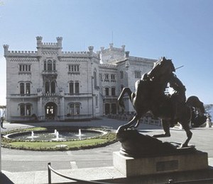 Vista del palazzo dal parco del castello.