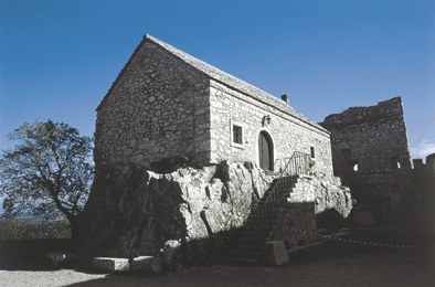 L'antico Municipio medievale, fondato sulla viva roccia.