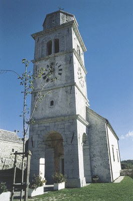 Particolare della chiesa con il campanile.