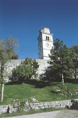 Vista del campanile con la cinta fortificata.