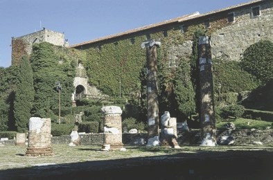 Mura esterne del castello e resti del foro romano.