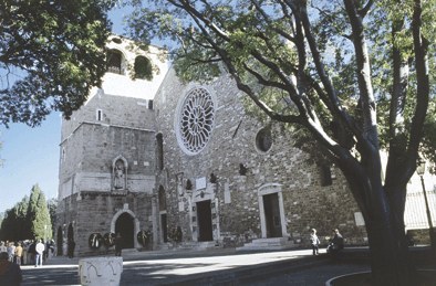 La facciata di San Giusto con la torrre campanaria del 1337.