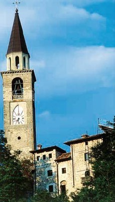 La torre dell'orologio vista con il castello