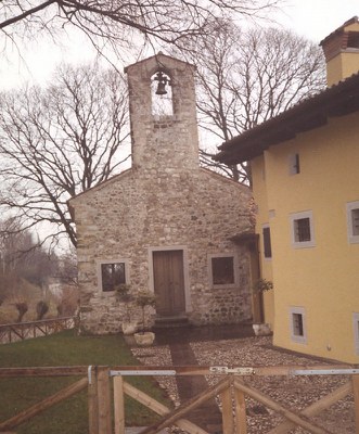 Facciata della chiesetta di S. Andrea e case del recinto castellano, ora restaurate