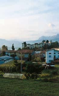 Veduta del castello rovinato dai sismi del 1976