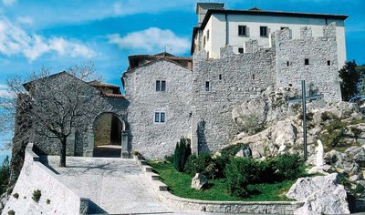 Vista di uno degli ingressi al santuario di Castelmonte.