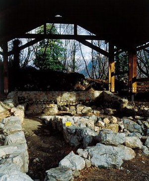 Scavi di Castelraimondo,resti archeologici di casa del IV secolo a.C.,con struttura odierna di protezione.