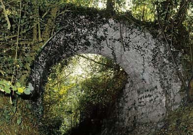 Ponticello di accesso al sito castellano prima della ristrutturazione.