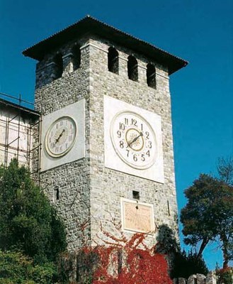 Castello di Colloredo, la torre dell' orologio a restauro ultimato.