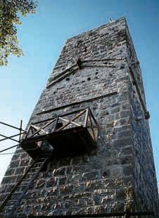 La torre di Cucagna in fase di resturo.