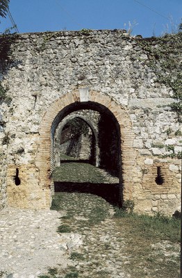 Antica porta "di borgo" detta anche "di Sinagoga"