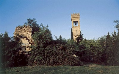 Vista dei resti del complesso castellano