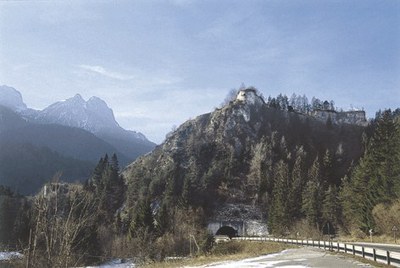 Panoramica della struttura fortificata sul colle.