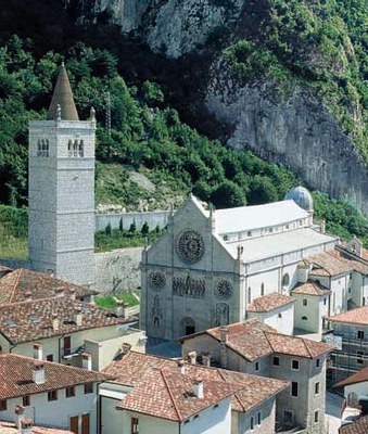 Vista del duomo dal colle del castello.