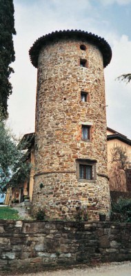 Veduta dell'elegante torre circolare quattrocentesca