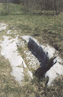 Secondo alcune versioni questi sono i resti dell'antico castello, in centro al paese.