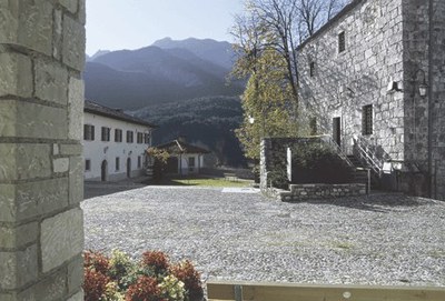 La piazzetta dell'abbazia con la "torre delle prigioni" (secoli XI-XVIII-XIX).