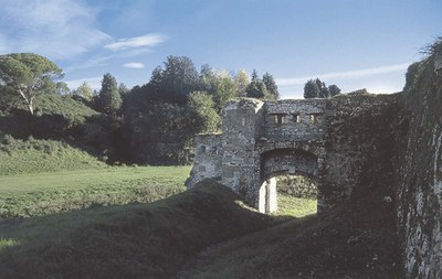 Resti di fortificazioni esterne alla cinta muraria.