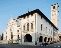 Il Duomo, al Biblioteca Guarneriana e la torre campanaria del 1538