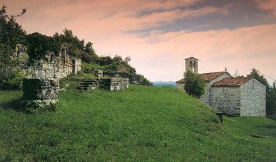 Vista d'insieme dei resti del castello e della chiesetta di San Rocco.