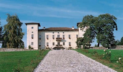 Veduta del castello dal viale d'ingresso.