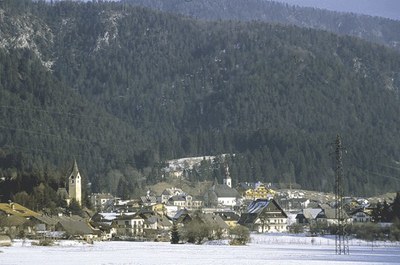 Camporosso, panoramica del paesetto innevato.