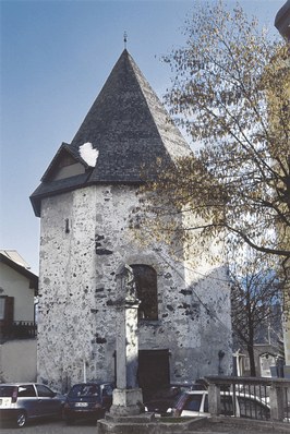 La torre poligonale, superstite dell'antico fortilizio.