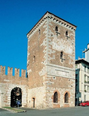 Torre di Porta Aquileja (1440), quinto recinto di mura.